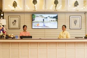 Kalanan Riverside Resort的员工