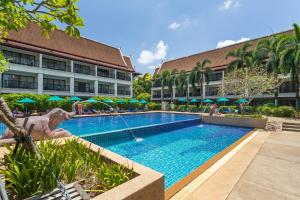Bazén v ubytování Deevana Patong Resort & Spa nebo v jeho okolí