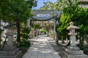 a pathway with an archway and lanterns at Hayama Umino Hotel in Hayama