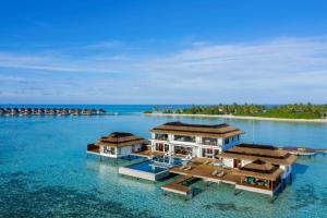 MaamutaaPullman Maldives Maamutaa - All-Inclusive Resort - 50 percent off Transfers - kids below 12 years old can dine free的水中拥有度假胜地的岛屿