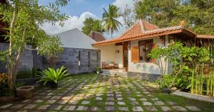 Taman di luar NDALEM NITIHARDJAN