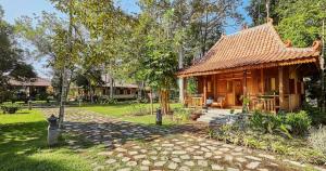 Taman di luar NDALEM NITIHARDJAN