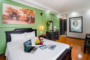 Postel nebo postele na pokoji v ubytování Hanoi Sunshine Hotel