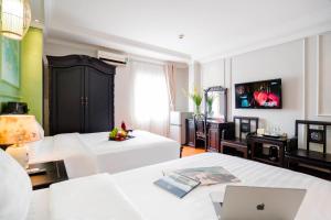 TV a/nebo společenská místnost v ubytování Hanoi Sunshine Hotel