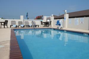 The swimming pool at or close to Port Isla Inn