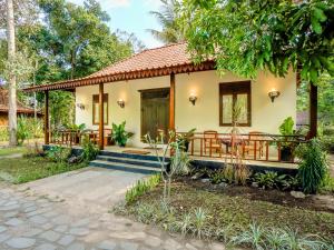 Taman di luar NDALEM NITIHARDJAN
