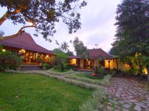 Taman di luar NDALEM NITIHARDJAN