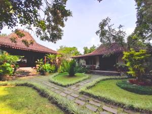 Taman di luar NDALEM NITIHARDJAN