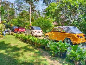 Taman di luar NDALEM NITIHARDJAN