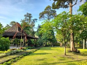 Taman di luar NDALEM NITIHARDJAN