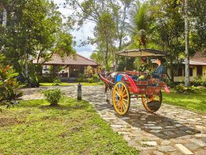 Taman di luar NDALEM NITIHARDJAN