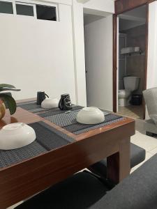 une table avec deux plaques blanches au-dessus dans l'établissement Departamento los pinos 1, à Zurumútaro 3 autres photos