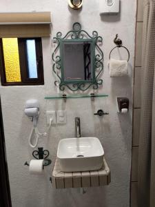 A bathroom at HOTEL CASA LIMON