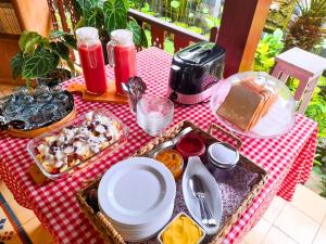 Makanan di atau berdekatan rumah tamu ini