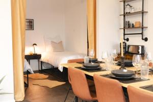 Ένα ή περισσότερα κρεβάτια σε δωμάτιο στο Industrial Apartment für 8 - Gemeinsam auf Reisen