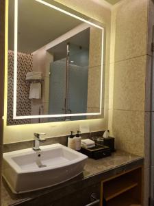 InterContinental Jaipur Tonk Road by IHG的一间浴室