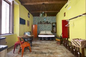 a room with a bed and a table and a table and chairs at Famme sta cuiete appartamento Napoli centro in Naples