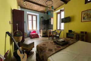 a room with a bed and a guitar in it at Famme sta cuiete appartamento Napoli centro in Naples