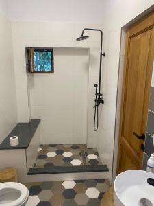 Un baño con ducha, inodoro y lavabo. en Airport Green, en Cluj-Napoca 19 fotos más