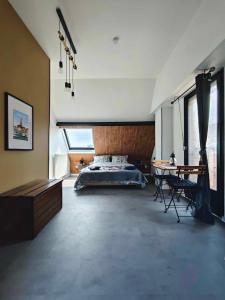une chambre avec un lit et une table dedans dans l'établissement O coeur des Monts et Merveilles, à Wormhout