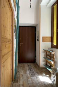 a hallway with a wooden door in a house at Famme sta cuiete appartamento Napoli centro in Naples