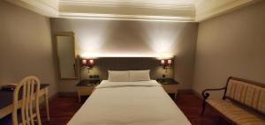 a bedroom with a bed and a couch in it at 麗隆商旅LilongHotel in Kaohsiung