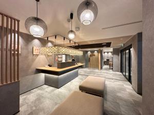 大阪大阪惠比寿酒店的大楼内带两把椅子和台面的大堂