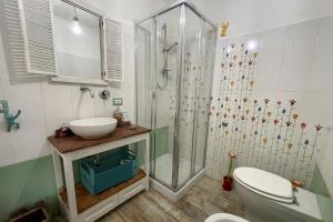 a bathroom with a shower and a sink and a toilet at Famme sta cuiete appartamento Napoli centro in Naples
