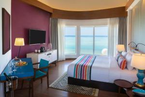 加弗阿利夫环礁Mercure Maldives Kooddoo - Adults - Only Escape - 50 percent off Transfers的一间带床、书桌的酒店房间和一间