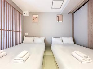 大阪惠比寿酒店客房内的一张或多张床位