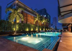 Bazén v ubytování Solitaire Bangkok Sukhumvit 11 nebo v jeho okolí