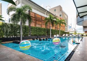 Bazén v ubytování Solitaire Bangkok Sukhumvit 11 nebo v jeho okolí + 37 fotografií