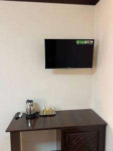 Μια τηλεόραση ή/και κέντρο ψυχαγωγίας στο Best cheap guest house Muxta-Sham Karavansaray