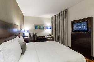 Babylon Rotana Hotel客房内的一张或多张床位
