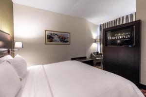 Babylon Rotana Hotel客房内的一张或多张床位