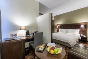 Babylon Rotana Hotel客房内的一张或多张床位