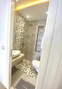 une salle de bains avec toilettes et lavabo dans l'établissement ResidenceHbiba-Appart2-RDC, à Ḩammām al Ghazzāz