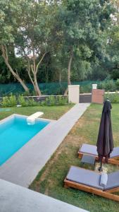 Bazén v ubytování Mythical Olympus Mare Seaside Pool Villas nebo v jeho okolí