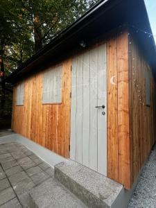 un garage in legno con due porte sopra di Chatička u Olšovce, Jedovnice a Blansko