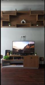 Una televisión o centro de entretenimiento en Lha Pomo