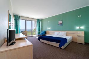Postel nebo postele na pokoji v ubytování MPM Hotel Arsena - Ultra All Inclusive + 37 fotografií