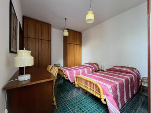 Ένα ή περισσότερα κρεβάτια σε δωμάτιο στο Villa NELLA VARENNA back to 70'