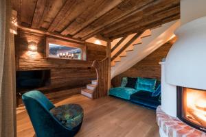 uma sala de estar com um sofá e uma lareira em Maurlechnhof em Luttach