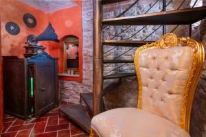 a chair in a room with a bunk bed at Casa Bonaparte in Pula