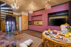a living room with a pink wall at Casa Bonaparte in Pula