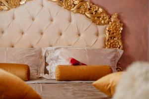 a red bird sitting on the pillows on a bed at Casa Bonaparte in Pula