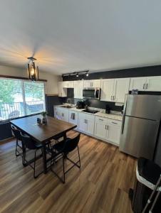 Kuchyň nebo kuchyňský kout v ubytování Deluxe Double Suite - Lake Front