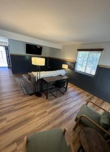 TV a/nebo společenská místnost v ubytování Deluxe Double Suite - Lake Front