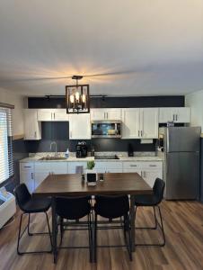 Kuchyň nebo kuchyňský kout v ubytování Deluxe Double Suite - Lake Front + 18 fotografií