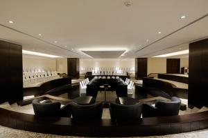 バグダッドにあるBabylon Rotana Hotelの椅子とテーブル付きの部屋 +37枚の写真